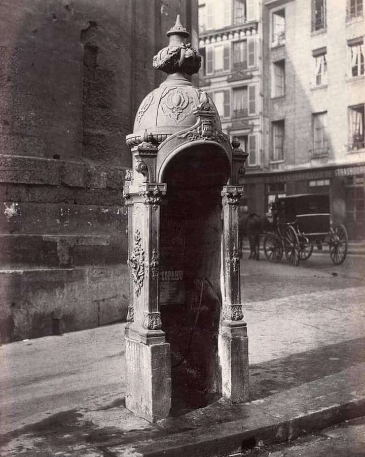 jornalista31's tweet photo. Fotografia tirada em 1875 de um mictório público, que podia ser encontrado nas ruas de Paris no século XIX. O ancestral do famoso banheiro químico!
#paris #franca #france #xixcentury #seculoxix #rainhastragicas #fotografia #photography #historicalphotos #história #history https://t.co/rQMJKJ6PWb