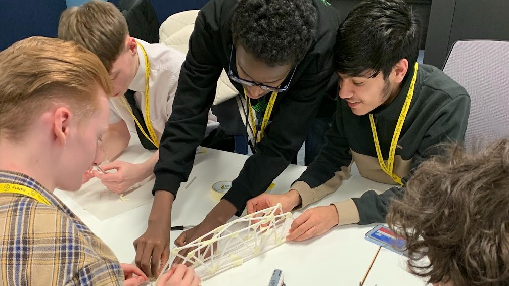 DigiINnovators's tweet photo. Students on the #DISkillsProgramme were invited to visit @HS2ltd in Birmingham for an afternoon of mock interviews & team building β‘οΈ
The teams have been working on business projects with their innovation team & were delighted to gain a better insight into careers at HS2 π‘ https://t.co/bNBmtUDW2P
