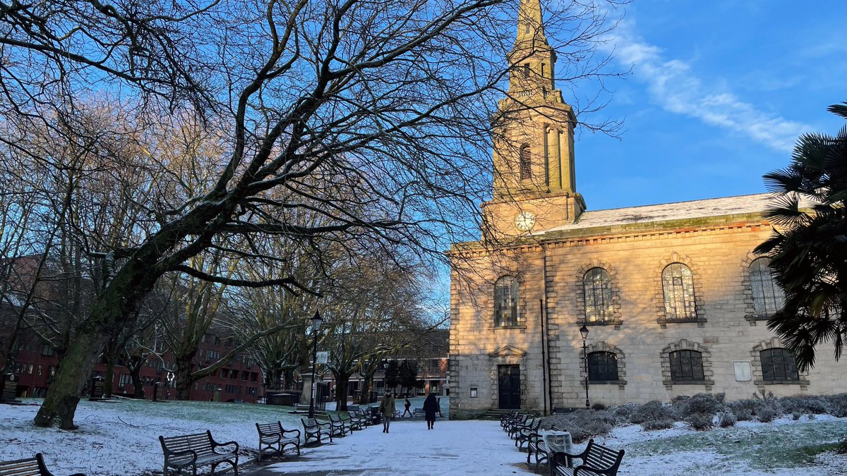 rbsagallery's tweet photo. Is there anywhere in Birmingham that looks prettier than our square this morning? Answers on a postcard please!
#stpaulssquare #stpaulssquarebirmingham #jewelleryquarter #birmingham #dustingofsnow https://t.co/NLhZ72uKCw