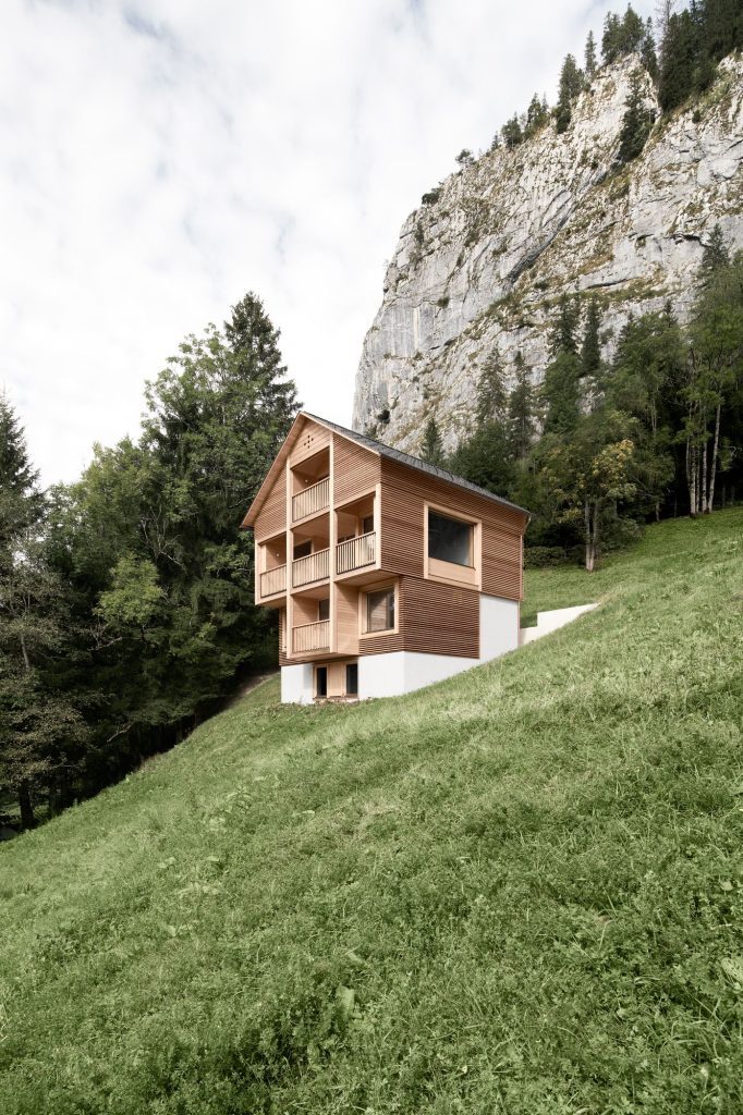 afasiaarq's tweet photo. #Innauer Matt | https://t.co/IyJ03CNSpM | posted by afasia | daily entries on contemporary art and architecture #afasiaarchzine #afasiaarq

EBNIT . BEZAU Architekten Innauer Matt . photos: © NICOLAS WEFERS Montain house in the western Austrian state of Vorarlberg. _ https://t.co/E0YTkPUBb6