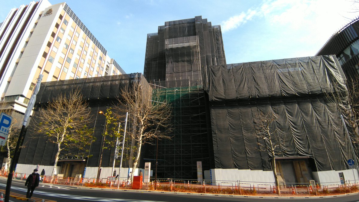今日お茶の水を散歩していたら「日本大学カザルスホール」（磯崎新設計、1987年）が黒いカバーで覆われて工事していました。表示を見てみると「外壁等改修工事」と。もしやこれは、日大総長の林真理子さんが約束したカザルスホール復活の準備なのかもしれません！！2023年中の復活を期待します！