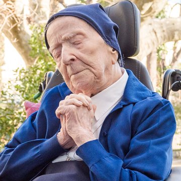 Sachinettiyil's tweet photo. 118 year old Catholic nun Sister Andre had been the world's oldest living person in the world. Sister Andre who saw 10 Popes in her life time, is a convert to Catholicism. https://t.co/1oRR3mWlML