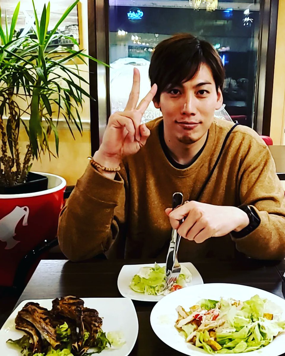 ShunsukeWatana3's tweet photo. 再会。
In Romania🇷🇴

やっぱ俺は周りに恵まれている。
忘れちゃいかん。

感謝しかない。
ありがとうございます🙇‍♂️

#再会 #inromania #越川優 #渡辺俊介 #volleyball #helloid #楽しい時間 https://t.co/P3pTdzQo7v