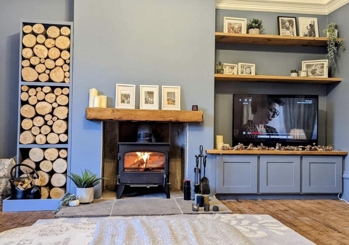 ManWhoMakes's tweet photo. There’s nothing quite like #MadeToMeasure.
I recently replaced a freestanding #TVStand for an entirely #bespoke, fitted #StorageUnit – and added a wall-to-wall #FloatingShelf to match.
Proud to have been part of this interiors project.
£450 for unit shown.
#BespokeFurniture https://t.co/eA4G0QVsMb