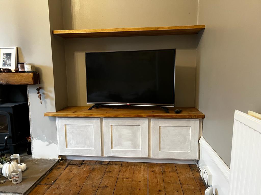 ManWhoMakes's tweet photo. There’s nothing quite like #MadeToMeasure.
I recently replaced a freestanding #TVStand for an entirely #bespoke, fitted #StorageUnit – and added a wall-to-wall #FloatingShelf to match.
Proud to have been part of this interiors project.
£450 for unit shown.
#BespokeFurniture https://t.co/eA4G0QVsMb
