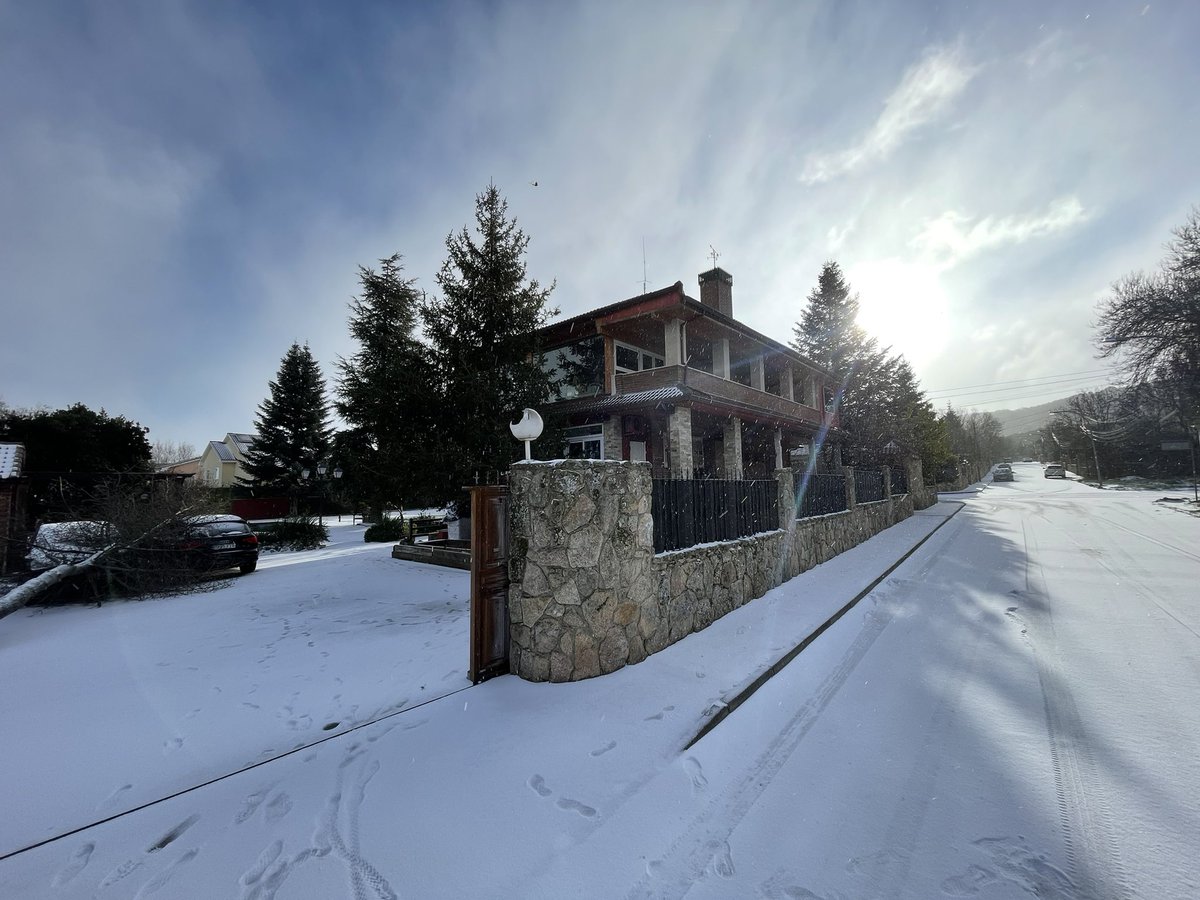 BBConcha's tweet photo. ¡Primera nevada del año! 🙌🏽🤩⛷️

El sábado estamos completos, pero todavía tenemos habitaciones el viernes. Es el momento de coger los esquís y con precaución, amigo conductor, subir a la sierra a disfrutar 🥳 

#bbconcha #sierrademadrid https://t.co/fxkbMSqezL