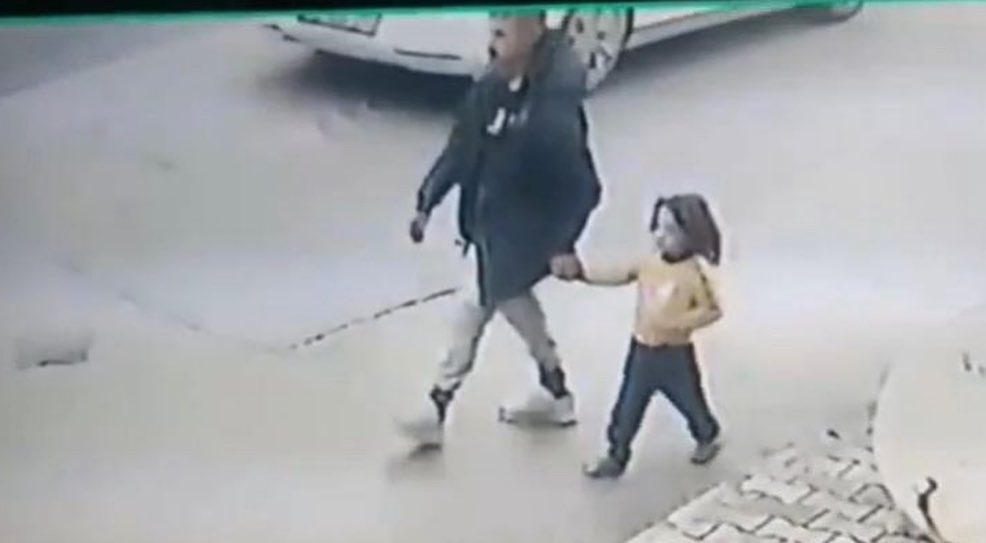 ArzuAvAnimus33Q's tweet photo. Adıyaman da 4 yaşında kız çocuğu bu sapık tarafından dün kaçırıldı.
Dün gece uyumadım nerdeyse sabah urfa balıklıgölde bulundu.
Adli dengesi bozukmuş sözde urfaya gitmesini biliyor.
Hadim diyoruz idam diyoruz hümanistler insanlık dışı diyor bunlar insan mı? https://t.co/d9Yd7svG5K