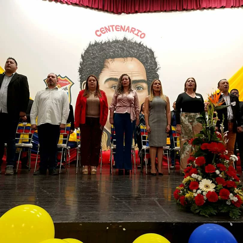 Se desarrolló Sesión Especial con motivo de celebrar el Día del Maestro.
Desde las instalaciones del Liceo Bolivariano Simón Bolivar y con presencia de autoridades regionales y docentes de todo el estado, la Primera Dama <a href="/KaremDeBernal/">Karem Durán de Bernal</a> fungió cómo Oradora de Orden