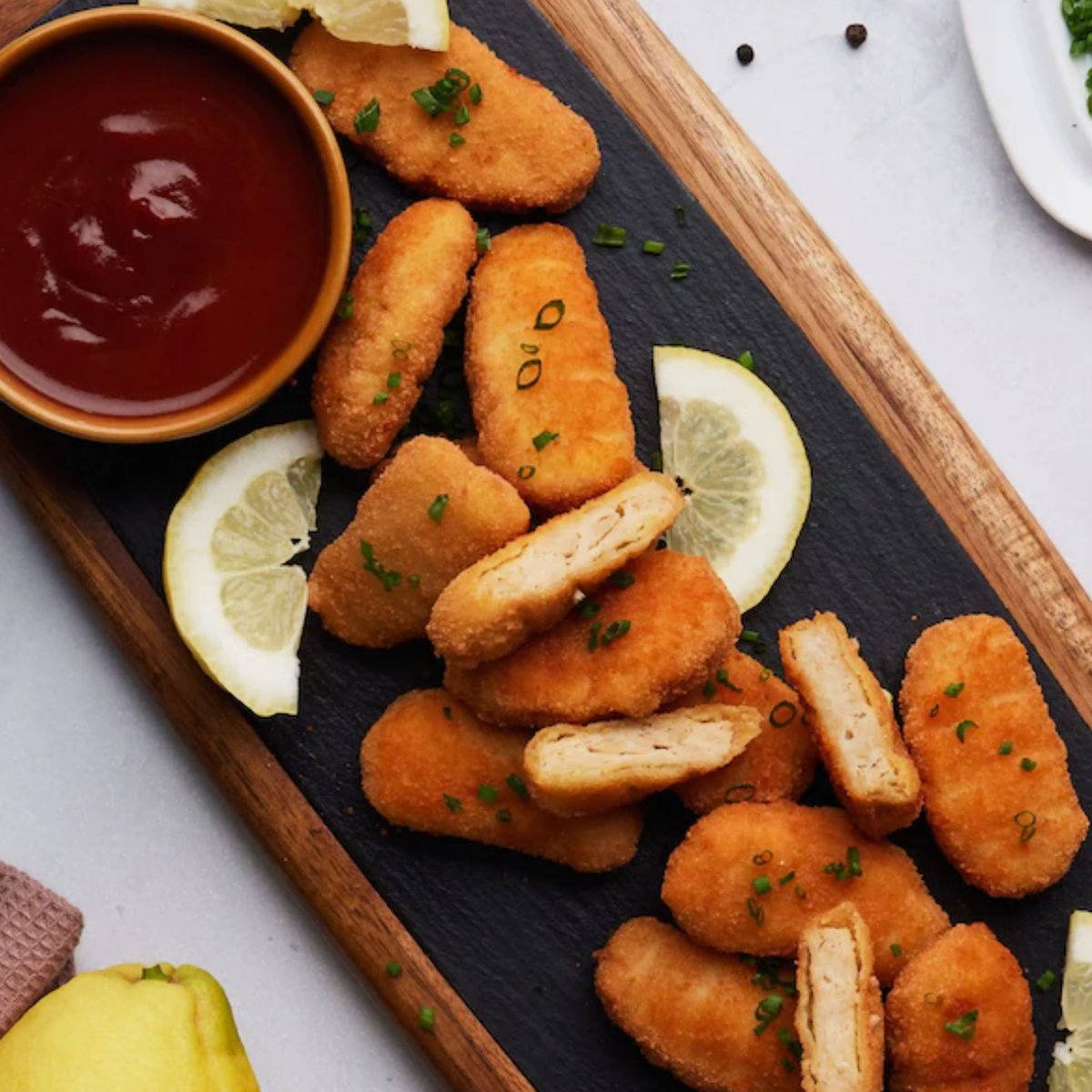 PickingMarket's tweet photo. Por sorprendente que parezca, nada de esto es carne... ¡Productos 100% Vegetales! 🌮🥘🍛  @HeuraFoods 

➡️ Bocados, chorizos, hamburguesas, salchichas, nuggets, tiras, todo carne vegetal.

¡Llama a tu comercial y descubre sus productos! 📲📦

#PickingMarket #goodrebels #producto https://t.co/9CHVOPIaQL