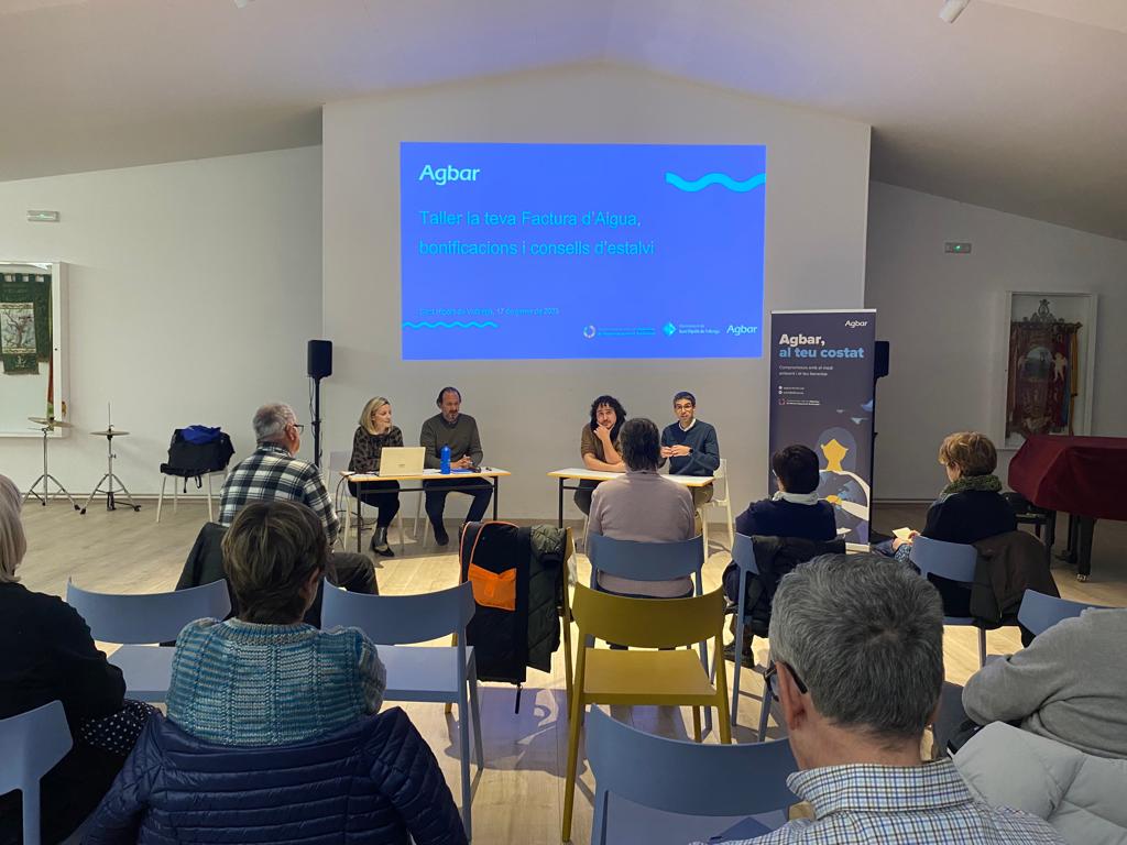 Veolia_Cat's tweet photo. 💧 Ahir, a #SantHipòlitdeVoltregà, vam impartir un taller sobre la factura de l'aigua i la modificació del sistema de tarifes en col·laboració amb l'@ajSantHipolit.

Vam explicar les bonificacions i vam oferir consells d'estalvi per fer un ús responsable de l'aigua #AGBARambtu https://t.co/4HvBhOWrC5