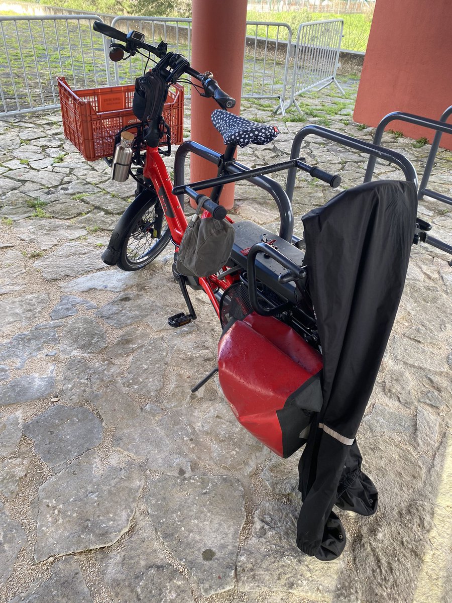 mrbaptista's tweet photo. Este Outono/Inverno já dei mais uso aos impermeáveis que nos 11 anos anteriores.
#NotMadeOfSugar https://t.co/TtJGpSvmZZ