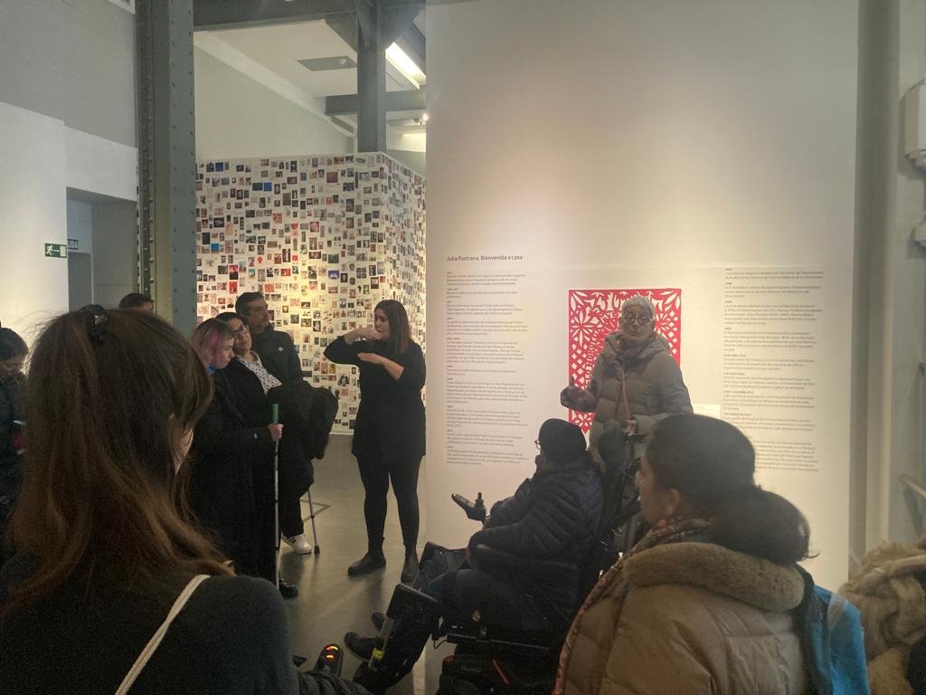 Plenainclusion's tweet photo. 🙋‍♀️Plena inclusión participa en la visita guiada a la Bienal de Arte Contemporáneo, de @Fundacion_ONCE organizada por @Cermi_Estatal  

👩‍🎨Este año, las mujeres son las protagonistas. Puedes visitarla hasta el 30 de enero. @AyC_fONCE  #ArteyDiscapacidad #bienalarteFONCE https://t.co/60DN4yaRw5