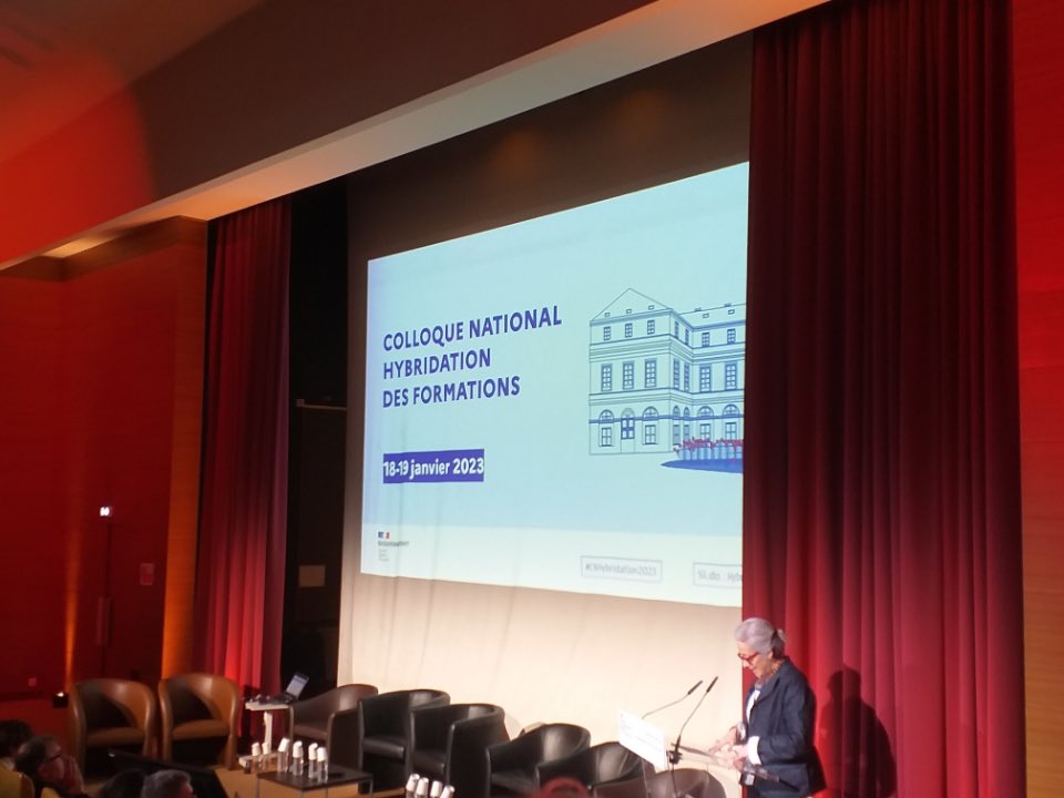 Aujourd’hui et demain a lieu le colloque national « Hybridation des formations » organisé par <a href="/sup_recherche/">Ministère Enseignement supérieur/Recherche/Espace</a> <a href="/SGPI_avenir/">Secrétariat général pour l’investissement</a> et <a href="/AgenceRecherche/">ANR - Agence nationale de la recherche</a>, une occasion pour échanger sur les bonnes pratiques et partager notre expérience !