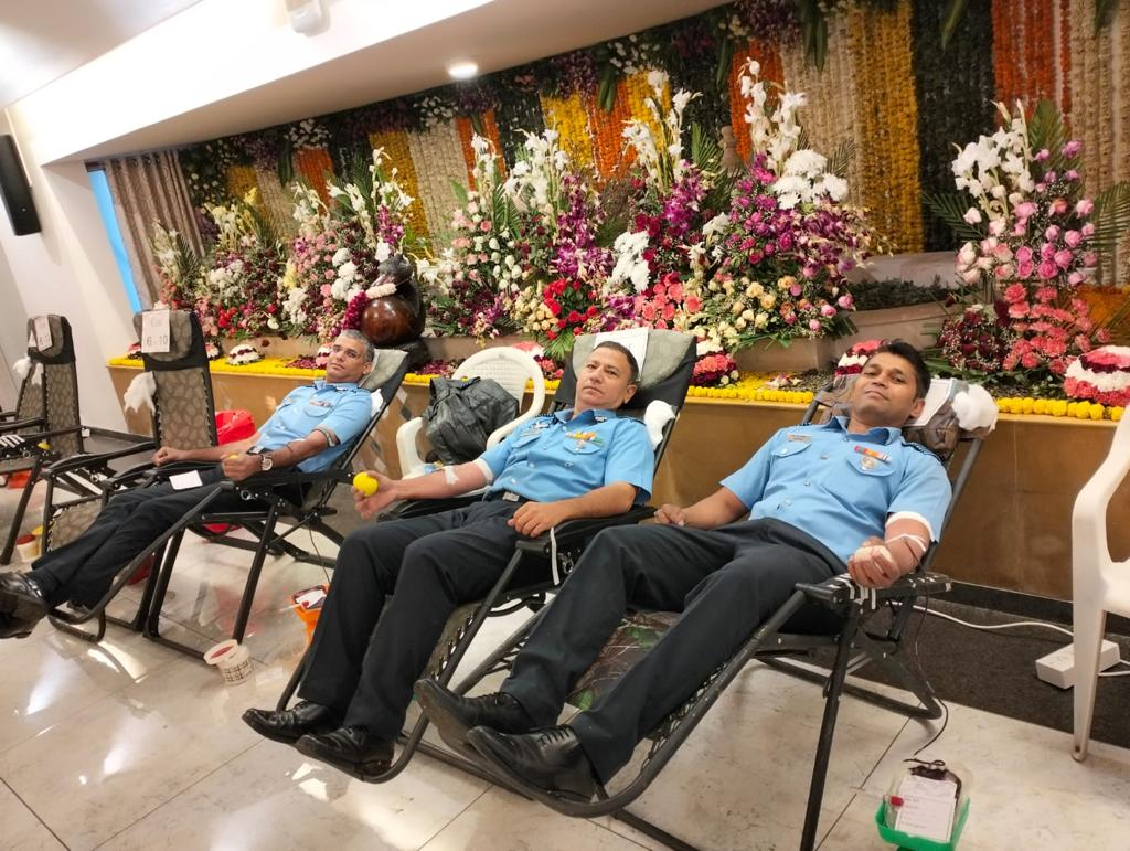 #SWAC today participated in Blood Donation camp at Raj Bhavan #GovernorGujarat Gandhinagar to celebrate birthday of Hon'able  Governorshri. 43 AirWarriors of #SouthWesternAirCommand donated Blood at event organised by Raj Bhavan with Civil Hospital and Red Cross Society Ahmedabad