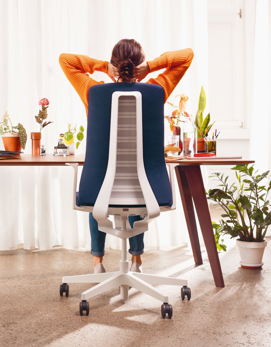 T3Atelier's tweet photo. W biurze hybrydowym potrzebujemy foteli, na których może usiąść każdy. Bez zbędnych regulacji, ale z maksymalnym komfortem i ergonomią. Potrzebujemy foteli, jak Pure od firmy Interstuhl.
#Interstuhl #krzesła #foteleobrotowe #fotelebiurowe #ergonomia #design https://t.co/klu1NDrFuD
