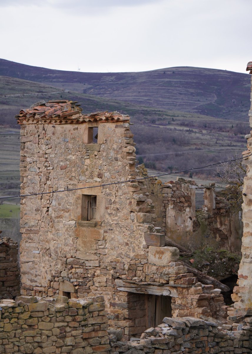 Vivimos una muerte lenta. Podrían los pueblos haber muerto de un infarto o de un accidente fulminante, pero lo hacen de un cáncer lento, letal y sin cura. Y esto es bueno y es malo, porque permite conocer lo que aún les queda de vida, pero también su degeneración y sufrimiento.