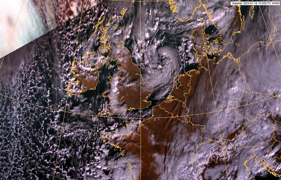 Luca_Hoogeveen's tweet image. De polar-low is mooi te zien op de satellietfoto’s! Dit gebied zal vanmiddag, vanavond en vannacht voor talrijke winterse buien zorgen met lokaal kans op een klap onweer en in het noordwesten van het land zware windstoten.
#polarlow #sneeuw #winter