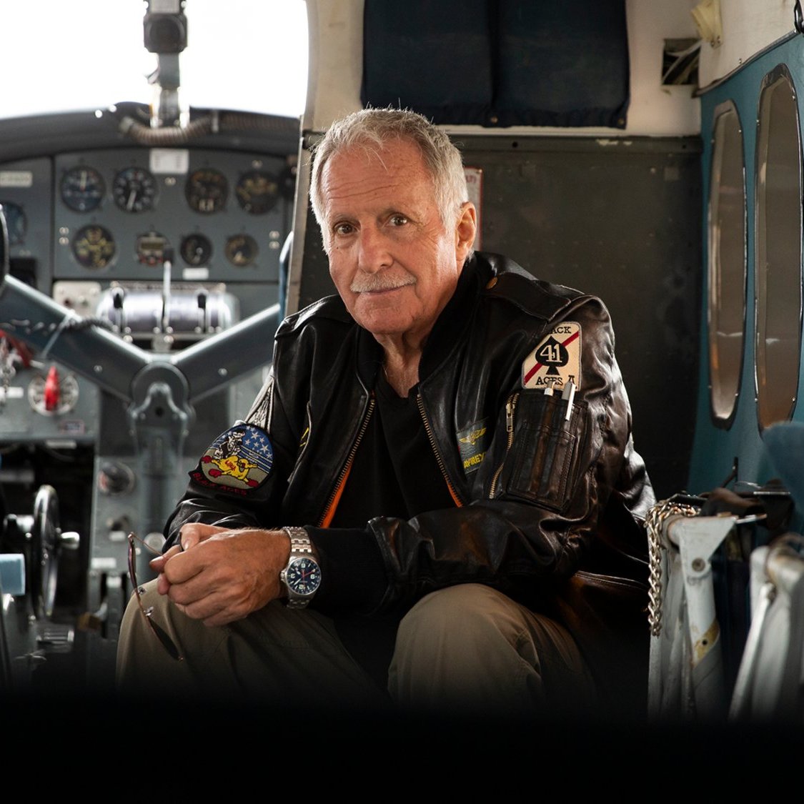 RSIonline's tweet image. 𝐕𝐈𝐓𝐀! - 𝐈𝐋 𝐏𝐈𝐋𝐎𝐓𝐀 𝐈𝐍𝐕𝐈𝐒𝐈𝐁𝐈𝐋𝐄: 𝐃𝐀𝐋𝐋𝐀 𝐂𝐈𝐀 𝐀 𝐏𝐀𝐁𝐋𝐎 𝐄𝐒𝐂𝐎𝐁𝐀𝐑
Colpito da un tumore, Raymond Boulanger rivela per la prima volta molti dei segreti che costellano la sua vita di mercenario.

Mer | 21:05 | LA 2

#RSILA2 #palinsesto #programmatv