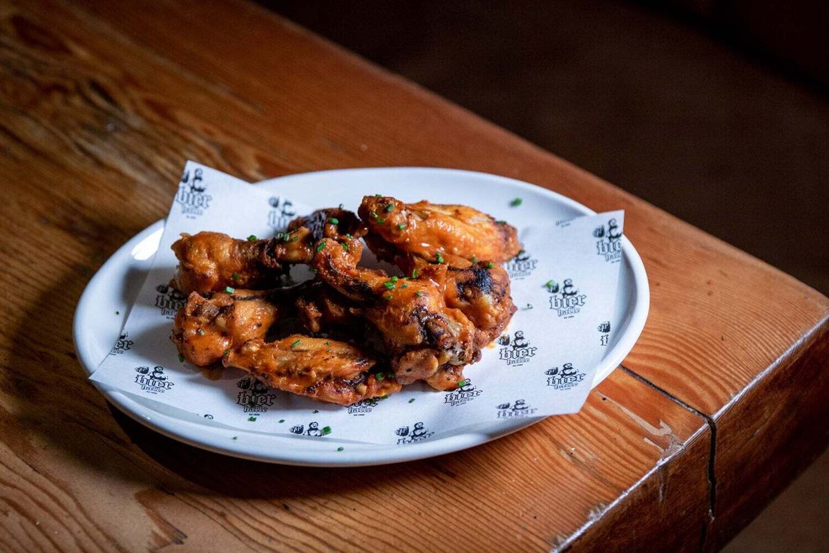 bierhalle1999's tweet photo. We may be famous for our pizzas but our chicken wings are pretty damm tasty as well even if we do say so ourselves 😋 #wings #beer #buffalo #wingsofdesire #saltnchilli #bierhalle #filipinobbq #glasgow #honeysiracha #chickenwings #Food https://t.co/bkDGmwSioI