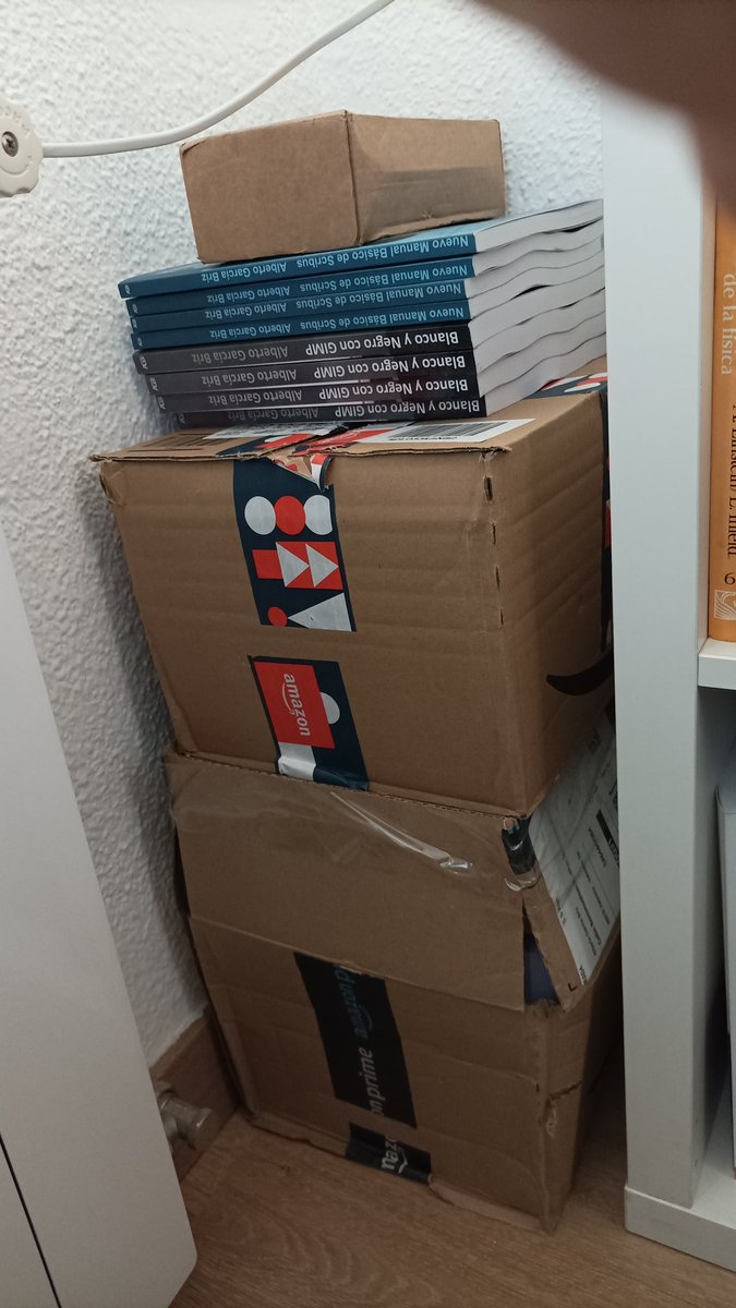 garciabriz's tweet image. Ya ha llegado el segundo lote de libros para el #LibroForum de @KMleonBooks... Falta el tercero. ¡Que nervios! #SagaCiborg #YoLeoIndie
