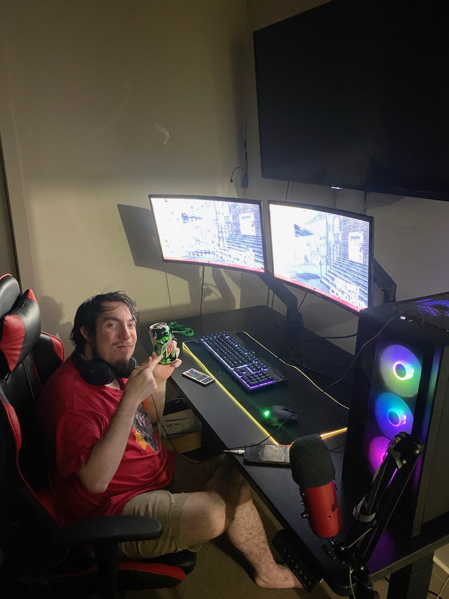 cookiekidonfir1's tweet photo. New gaming setup @CodeNamePizza #fullsetup #GamingSetup https://t.co/y2dnwQWwAe