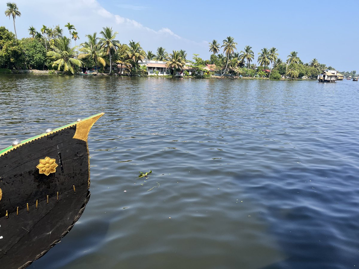 iam_Tharani's tweet photo. Day ~ 4 ✨⛵️
#Alappuzha #BoatCruise #Alleppy #Kerala https://t.co/TQGckJ4jj7