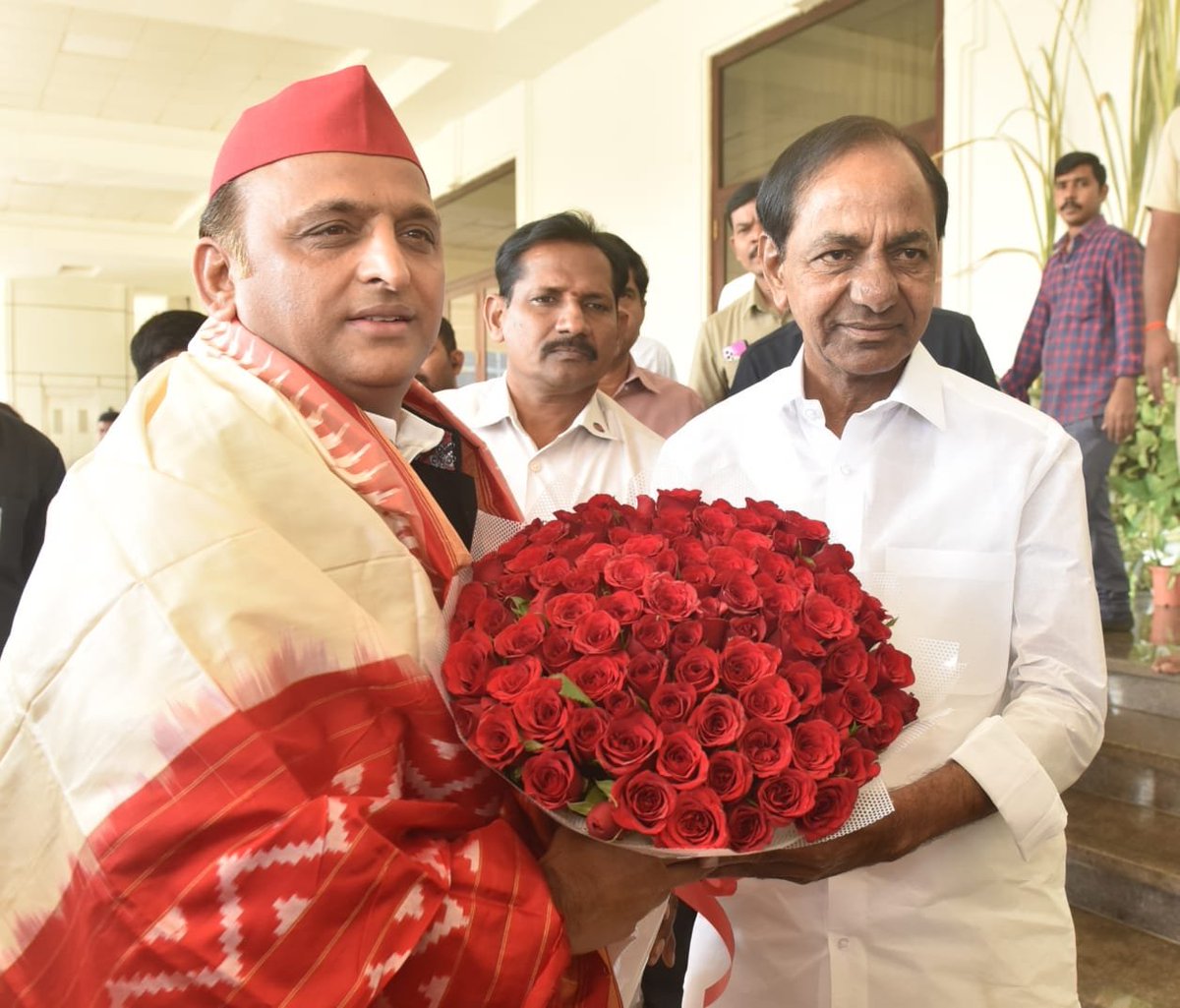 samajwadiparty's tweet photo. माननीय राष्ट्रीय अध्यक्ष श्री अखिलेश यादव जी का तेलंगाना के माननीय मुख्यमंत्री श्री केसीआर जी ने अपने आवास पर किया स्वागत। https://t.co/qw9dEgxJjK