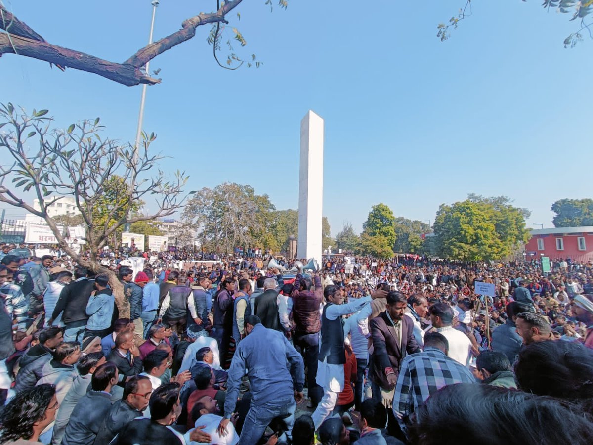 आज #जयपुर में हजारों की संख्या में #बिजली कर्मचारी #प्रदर्शन कर पुरानी पेंशन #OPS की मांग कर रहे हैं
जब तक #बिजली कर्मचारियों को #OPS नहीं दी जाती तब तक राजस्थान में सभी के लिए #OPS लागू करने की बात झूठ है
#ops_बिजली_निगमों_मे_बहाल_करो
<a href="/ashokgehlot51/">Ashok Gehlot</a>
<a href="/RajCMO/">CMO Rajasthan</a>
<a href="/PTI_News/">Press Trust of India</a>
@WittyVideo