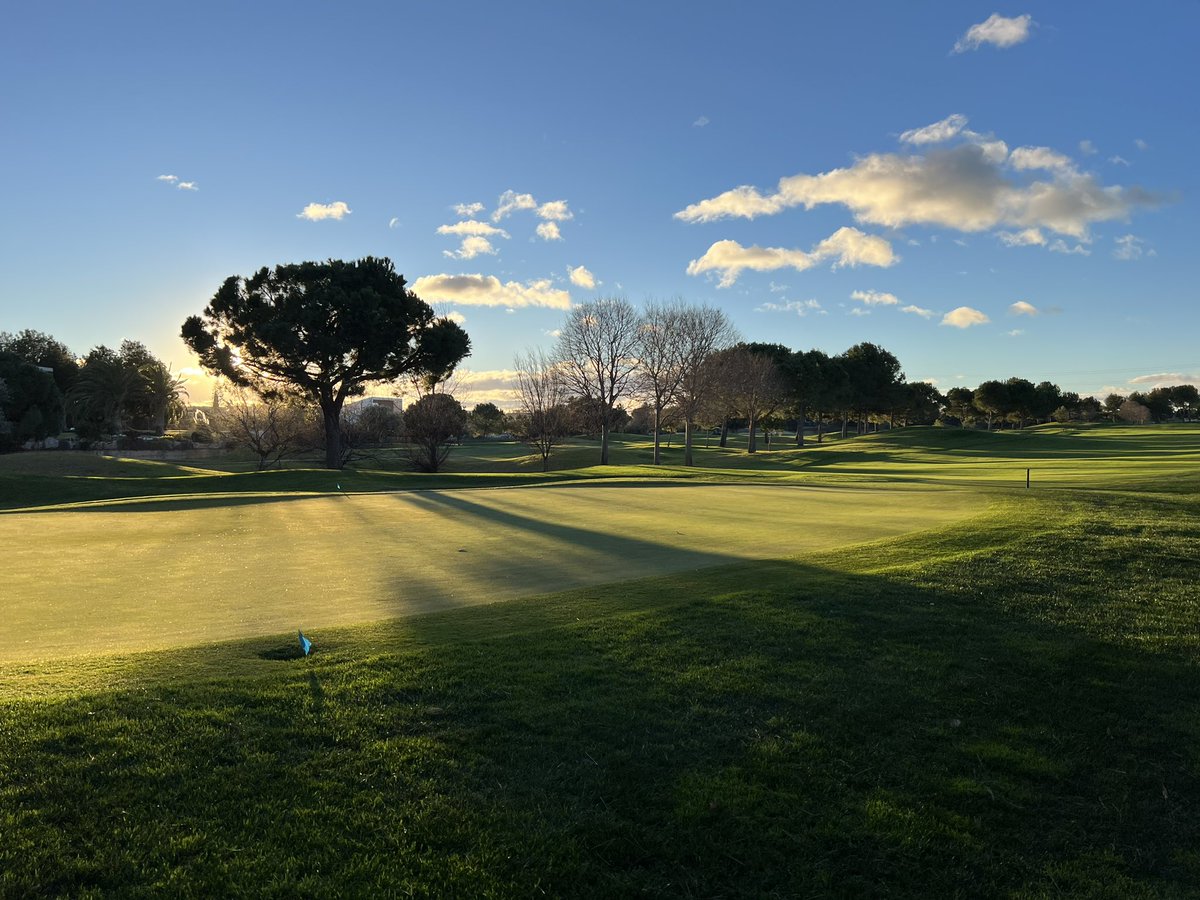 llorcaAgronomy's tweet image. Winter keeping’s!! Solid tiny-Hidrogen peroxide and rolling. Clean soil and healthy roots #h2o2 #winter #greenkeeping