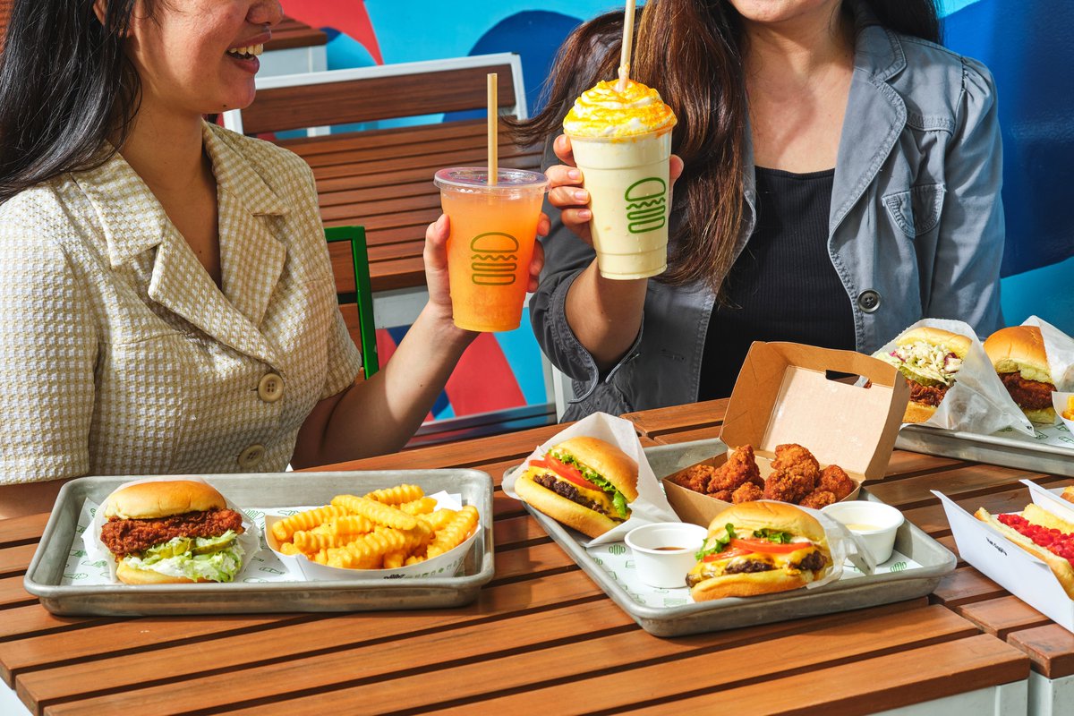 ShakeShack_Ph's tweet photo. Sip, sip hooray! Everybody's feeling warm and bright with our Blood Orange Shake and Lemonade. 

Comment which one your is your fave below!

#ShakeShack #ShakeShackPH https://t.co/agpzkX19yc