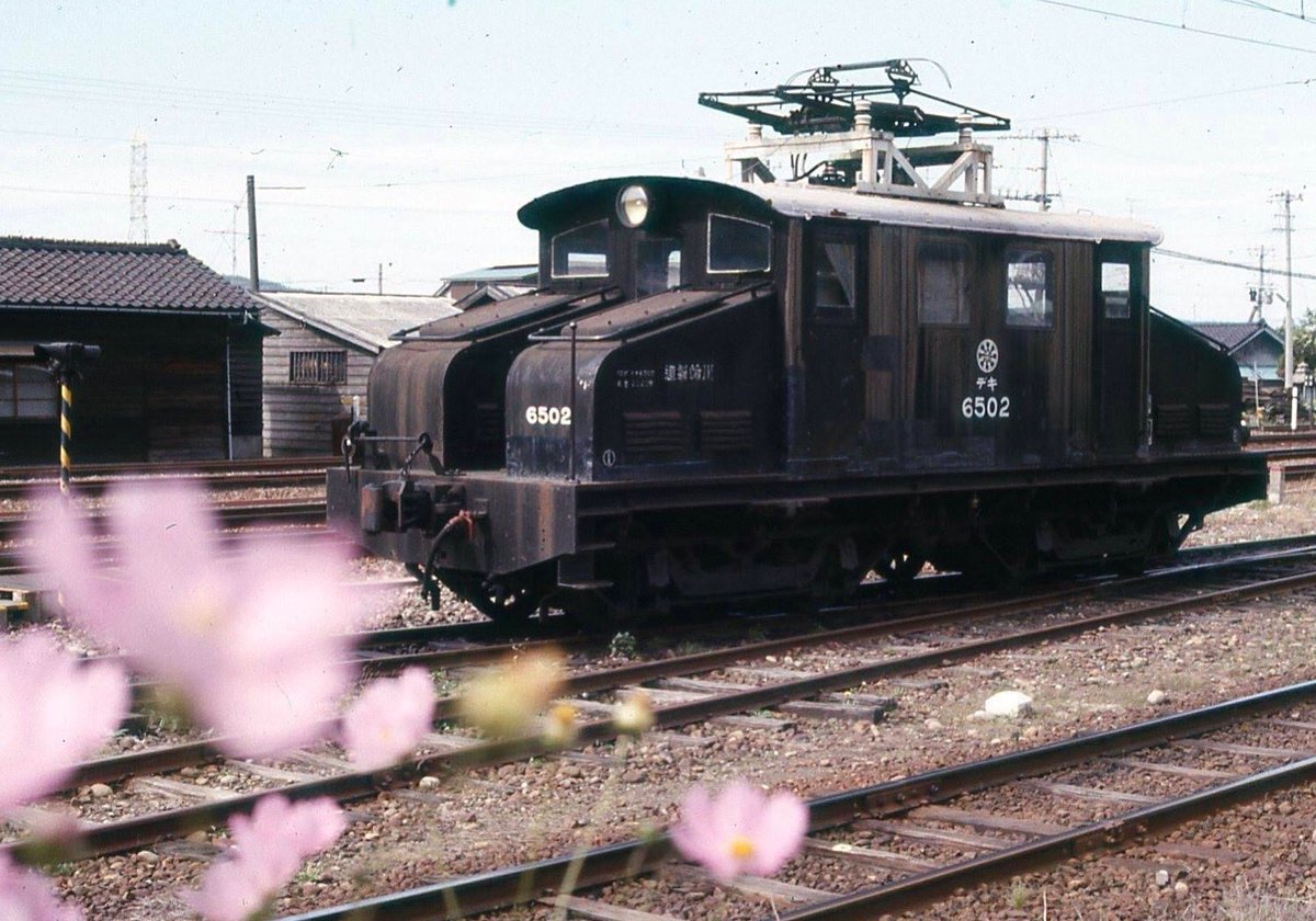 Super_Angulon21's tweet photo. 昼下がり

富山地方鉄道笹津線笹津駅（高山本線笹津駅と連絡）に、貨車を受取りに電気機関車がやって来ました。 https://t.co/ujbP0PPPap