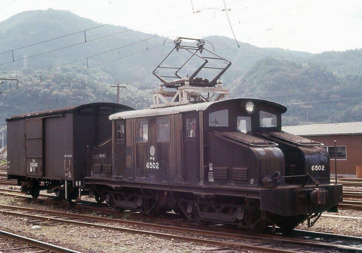 Super_Angulon21's tweet photo. 昼下がり

富山地方鉄道笹津線笹津駅（高山本線笹津駅と連絡）に、貨車を受取りに電気機関車がやって来ました。 https://t.co/ujbP0PPPap