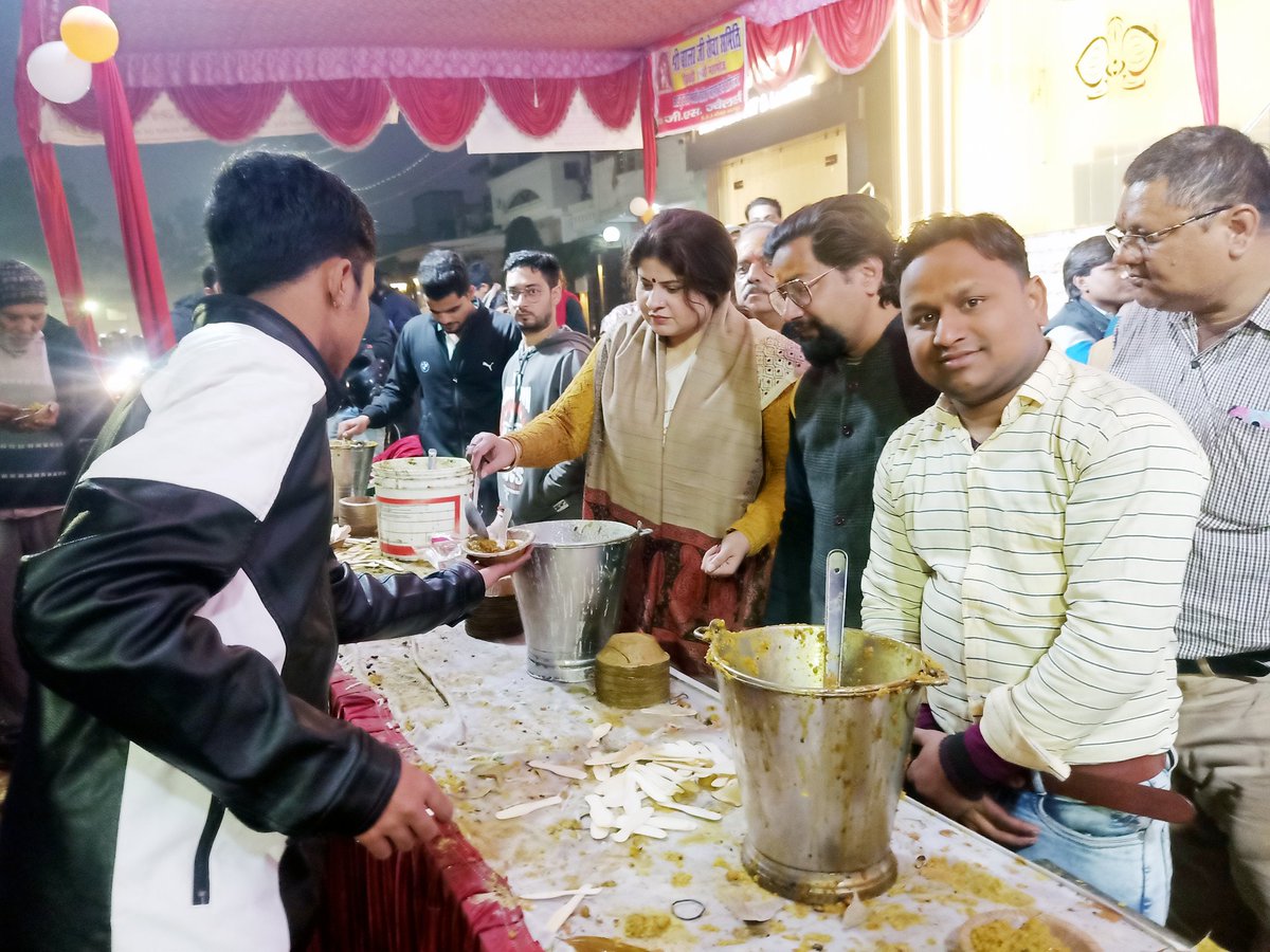 Abha4BJP's tweet photo. कानपुर के शिवकटरा में श्री बालाजी सेवा समिति द्वारा आयोजित विशाल भंडारे में प्रभु बाला जी की आरती व भोजन वितरण का पुण्य प्राप्त हुआ।
समिति के आयोजकों को साधुवाद!

#जय_श्री_हनुमान #कानपुर https://t.co/uWyGkCHwLw