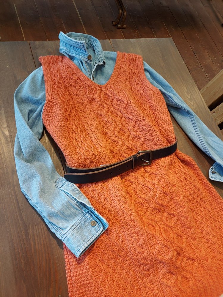 audreyselectsh1's tweet photo. Aran Woollen Millsのニットワンピース。大人コートと合わせるとより可愛い♡やっぱり編みが美しいな～と思う逸品です♪
#帯広 #帯広観光 ＃レディースファッション #セレクトショップ #冬コーデ #アランセーター https://t.co/5ENETGeqH2
