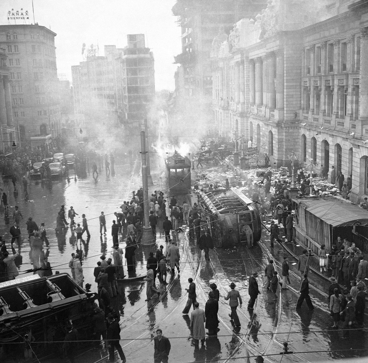 LeoOrtizD's tweet photo. Tranvías en llamas después del Bogotazo. Abril 1948, Centro de Bogota Color digital. Foto: Shutterstock #colordigital #bogotazo #iPadPro #Procreate https://t.co/4fHnWulGuD