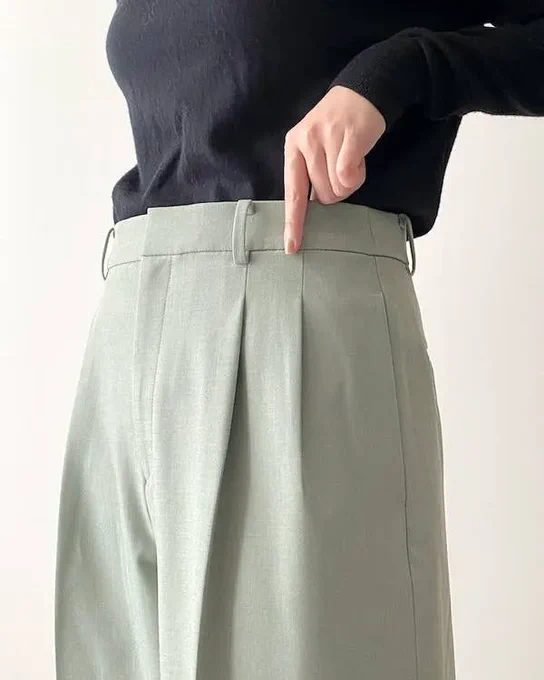 【ユニクロ名品】脚がすらっと長く見える!新作の「ゆったりパンツ」楽ちんなのにシルエットめっちゃキレイ!ユニクロのバズりアイテム「タックワイドパンツ」の新作が登場ゆったりはけるシルエットはそのままに、タックと生地感が変わってさらに着回しやすくなりました! 
