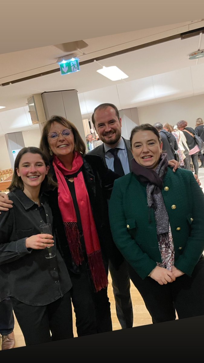brigitte_kuster's tweet photo. #Voeux de @geoffroyboulard au nom de l'équipe municipale de @Mairie17.Rappel des engagements tenus et des nombreuses réalisations effectuées ds le 17 ème. Remise par les élus de 17 trophées récompensant 17 "talents" de notre ardt! 🚀Et la joie de retrouver bcp de visages amis!🫶 https://t.co/cA3ZYoOgf0