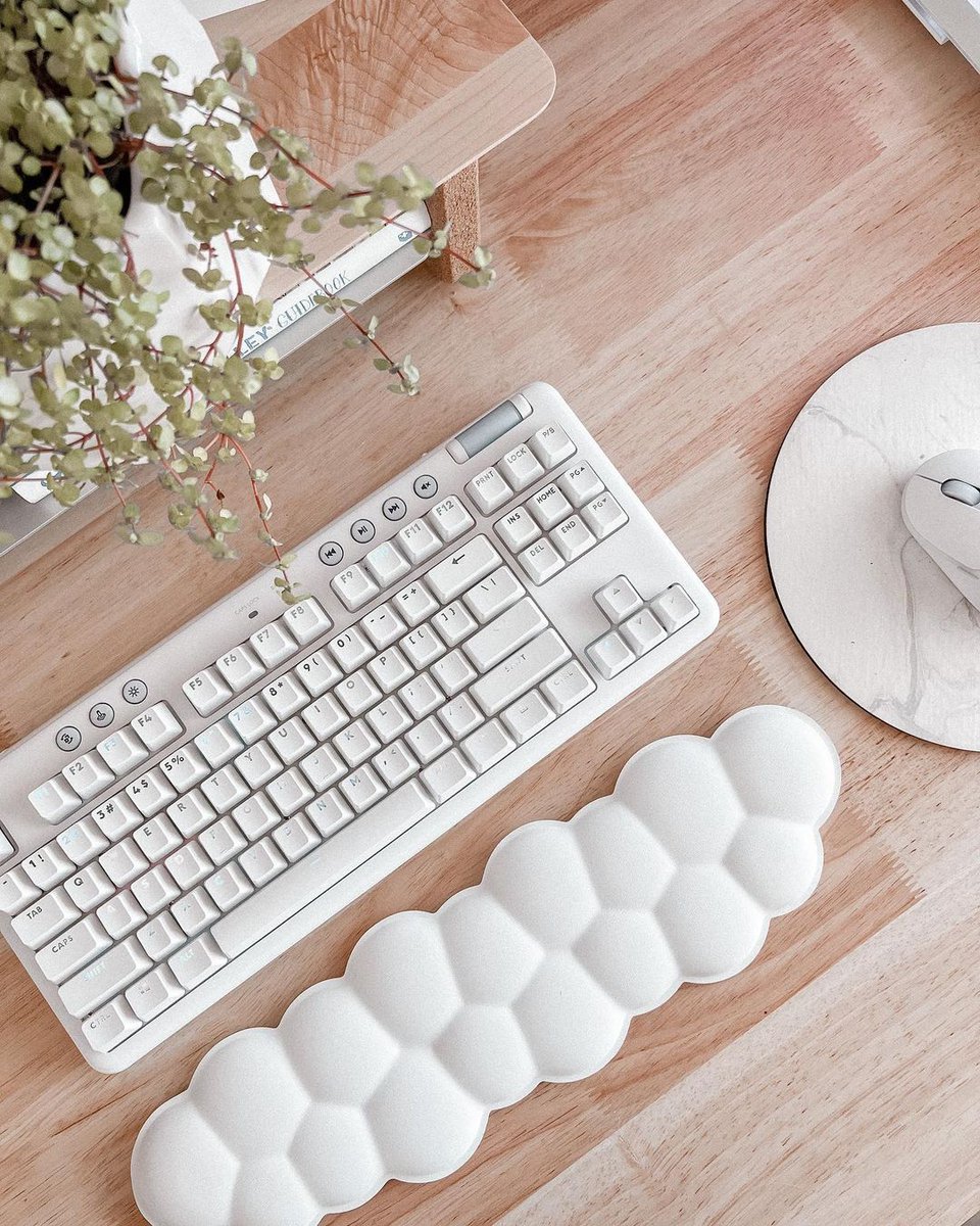 LogicoolG's tweet image. ／
デスクをすっきりさせたい方にオススメ！
＼

photo by @cassiedakota_

🔗amazon.co.jp/stores/page/DA…

#LogicoolG #AuroraCollection
#オーロラコレクション #G705 #G735 #G715