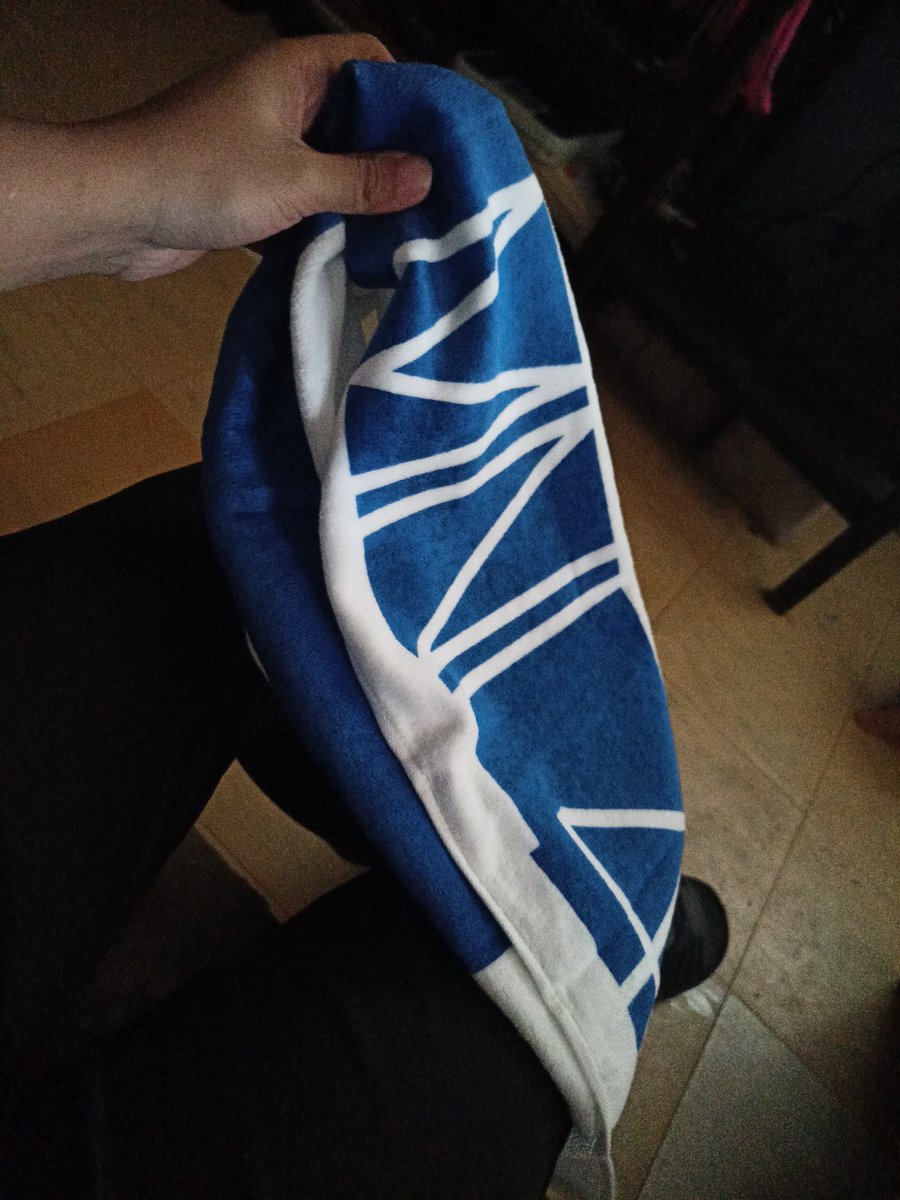 urFavoritePogi's tweet photo. So the "Padayon" Neck Towel was just the typical MNL48 one.
Oh well. https://t.co/RWzvVCD3Tb