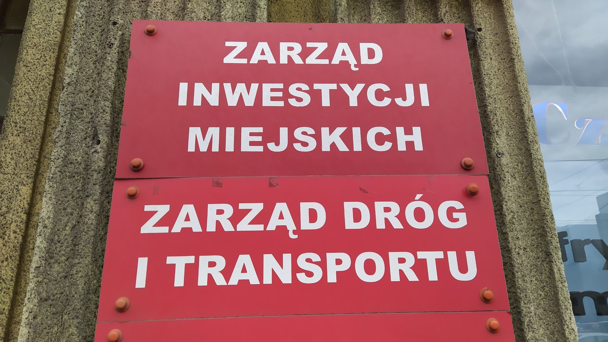 Od 1 lutego Zarząd Dróg i Transportu zlokalizowany będzie przy ul. Tuwima 36.
Punkt obsługi w którym wydawane są abonamenty parkingowe dostępny będzie na ul. Tuwima 36 już od 30 stycznia 2023 r. Do tego dnia do Państwa usług dostępny jest bez zmian punkt przy Piotrkowskiej 175.