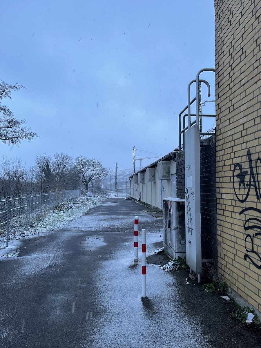 Man muss auch mal einen anderen Blickwinkel ausprobieren 🤣 

Sorry für die Stille zur Zeit, aber es stehen grad einige Aufgaben an die meine Aufmerksamkeit erfordern. Aber es kommt wieder mehr S-Bahn Content