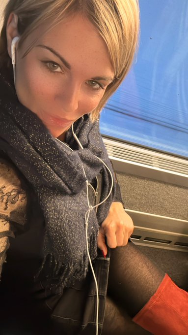 Direction Aix-en-Provence pour la journ&eacute;e @SNCFVoyageurs . Merci @GroupeSNCF  de me transporter sur mes<a class="tags" target="_blank" title="On Twitter" href="/?out=eyJ0eXAiOiJKV1QiLCJhbGciOiJIUzUxMiJ9.eyJpYXQiOjE3MjgxNTc4NTAsImlzcyI6InR3cG9ybnN0YXJzLmNvbSIsIm5iZiI6MTcyODE1Nzg1MCwiZXhwIjoxNzU5NjkzODUwLCJyZWRpcmVjdF91cmwiOiJodHRwczovL3R3aXR0ZXIuY29tL1NOQ0ZWb3lhZ2V1cnMifQ.0l9N-0tta4RomyMkvXcDiVSQo0hcpunLN1x00kjmCKHpzQRRsH7retWUpupUJuwUZYcDGr7Ck-3ArgFnINGMMw">@SNCFVoyageurs</a><a href="/tag/mym"class="tags"><span>#mym</span></a><a href="/tag/biseuxal"class="tags"><span>#biseuxal</span></a>