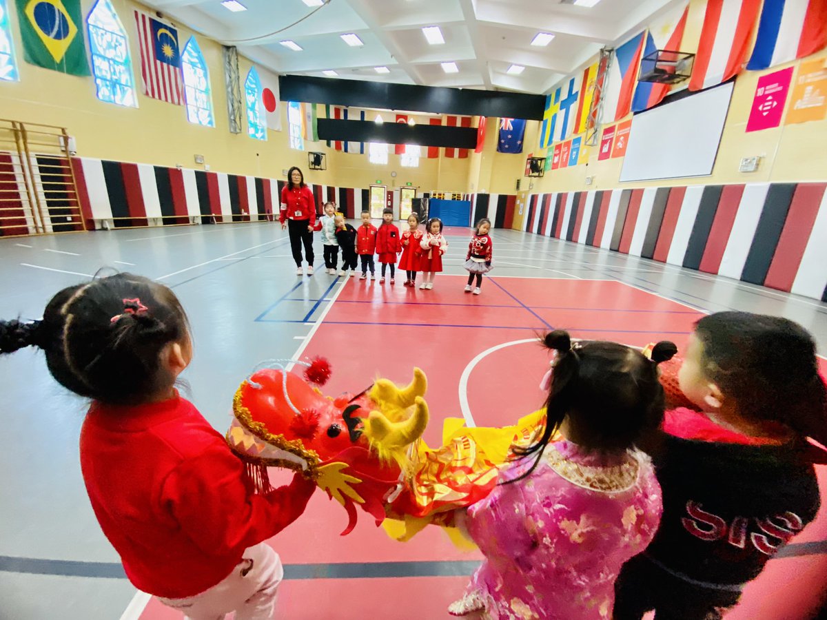 annlopez1981's tweet photo. Another Dragon came to visit #PE and played “What is the time, Mr. Dragon?” Mr. Dragon can’t wait for it’s dinner. 🤭 #CNY2023 #Movement #Simplegames #GlobalCitizen #SISrocks #PSPE #EarlyYears https://t.co/2j9JsGOLoD