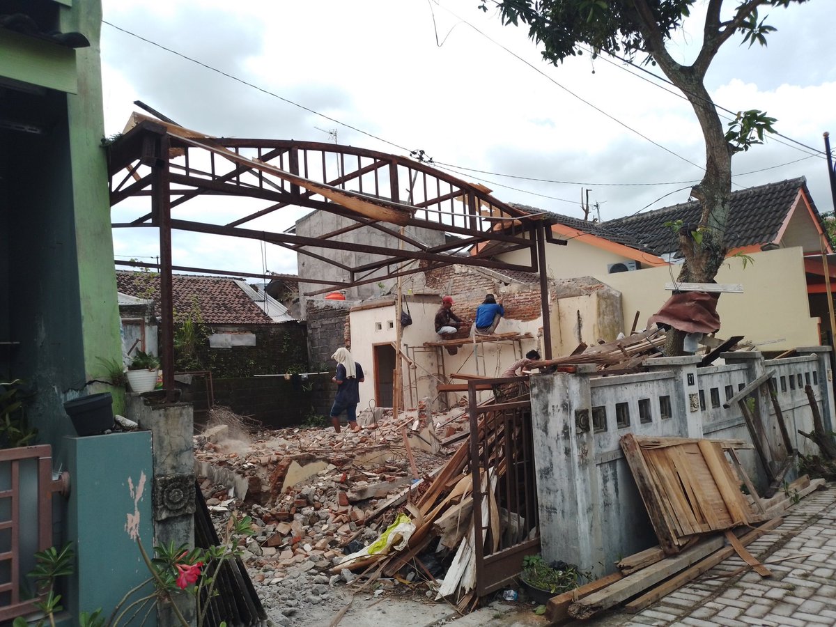 AKomo91's tweet photo. Pembokaran proyek colomadu berjalan aman lancar https://t.co/UdCgZUDcaF