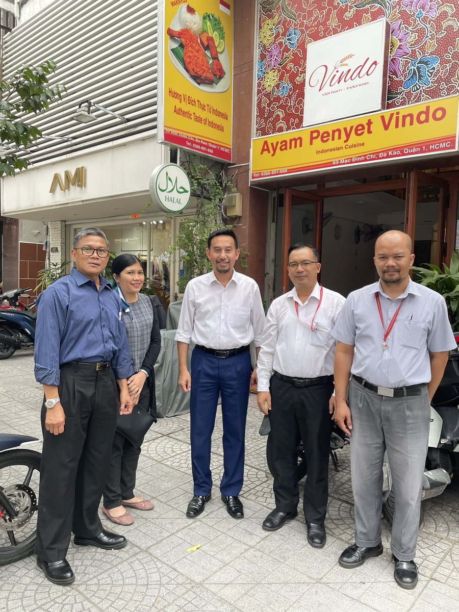 Agustaviano_S's tweet photo. Discussing with my administration team over lunch at VINDO Restaurant. 

Come and taste the smashed chicken (Ayam Penyet) at VINDO Restaurant, located at 69 Đ. Mạc Đĩnh Chi, Đa Kao, Quận 1, Thành phố Hồ Chí Minh 70000 https://t.co/Dylhv6cw5F

#vindo #kulinerindonesia https://t.co/iNqNvWESBK