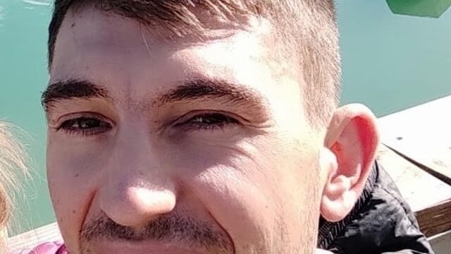 Villorba Treviso.
Si chiamava Andrei aveva 31 anni e faceva l'operaio.
Ieri è rimasto incastrato in un nastro trasportatore ed è morto.
Lascia la moglie e una bimba di quattro anni.

#MorireDiLavoro una guerra che non frega un cazzo a nessuno.