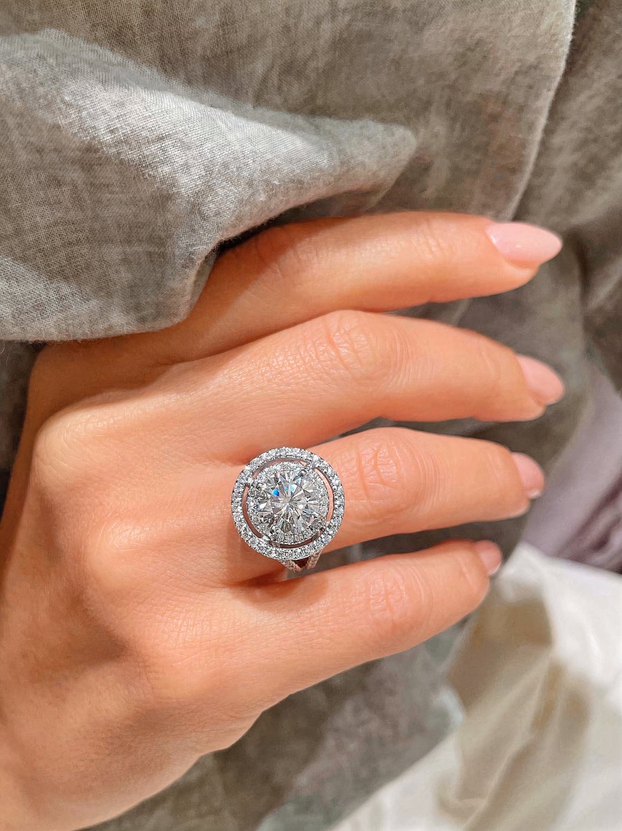 theorsajewels's tweet image. Indulge in luxury with this mesmerizing round diamond ring, a true masterpiece of craftsmanship and elegance✨
.
.
#luxuryjewelry #diamondring #rounddiamond  #elegance #labgrowndiamond #promisering #anniversaryring #ringsforwomen #uniquerings #giftsforher #weddinggift