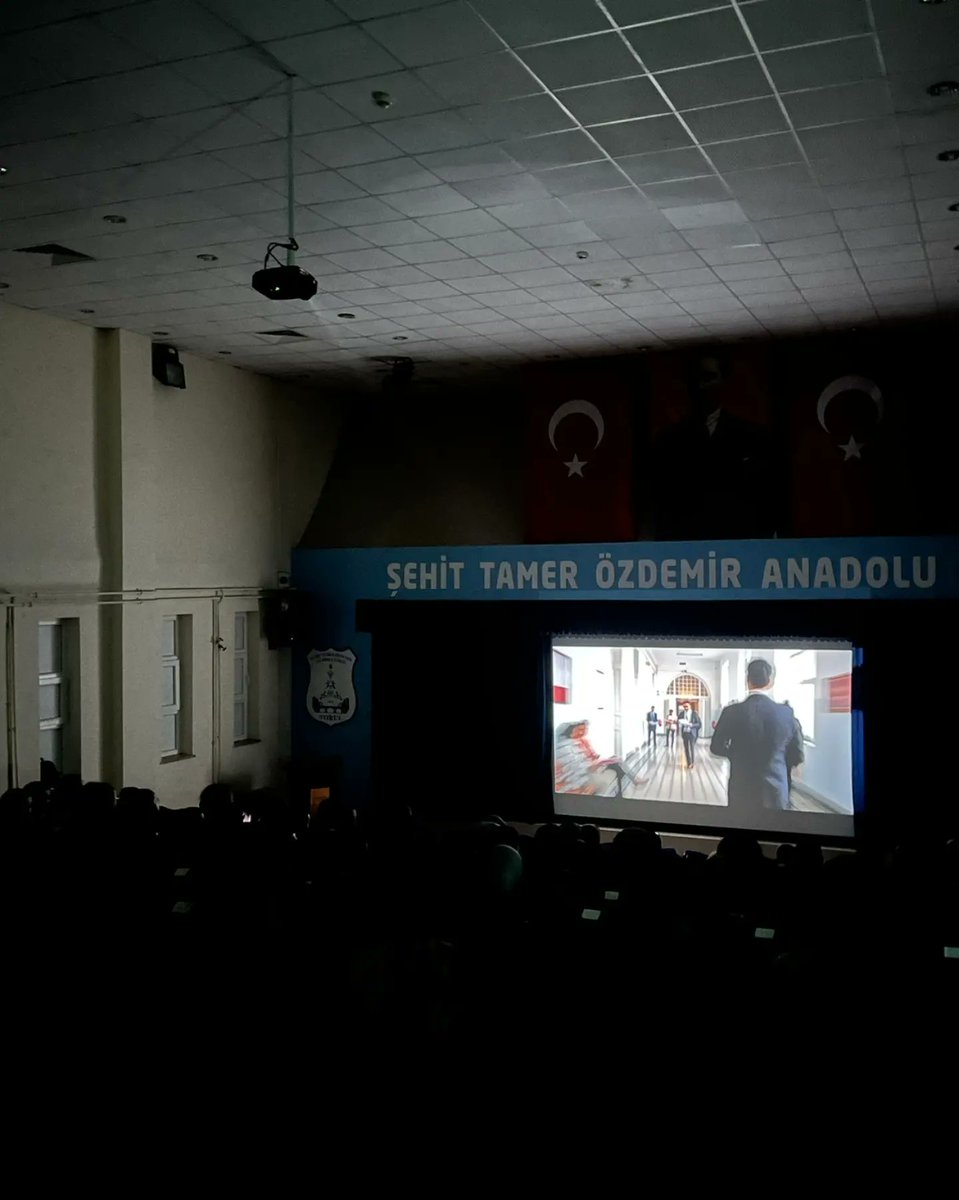 trlkaymakamligi's tweet photo. İlçemizde okulöncesi, ilk ve orta öğretimde okuyan öğrencilerimize yönelik "Sinema Günleri Etkinlikleri" devam etmektedir. 

 Kaymakamımız Orhan AYAZ, "Sinema Günleri Etkinlikleri" kapsamında Şehit Tamer Özdemir Anadolu Lisesi ve Şehit Necmettin Yılmaz Anadolu İmam Hatip Lisesi https://t.co/68zuhSnxLU