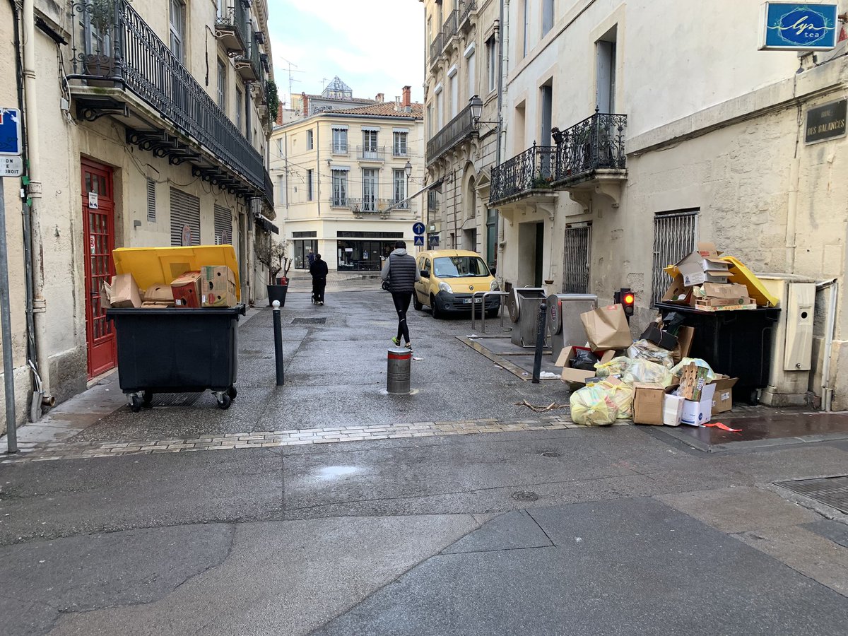 MoynierJ's tweet photo. #plusdetri les cartons doivent être
▶️ cassés
▶️ pliés
Avant d’être déposés dans les conteneurs jaunes… surtout quand le bac est vide (exemple en photo)!
⚠️ dépôt au sol interdit
⚠️ uniquement du tri sélectif dans les bacs jaunes https://t.co/M5azHO7XGh