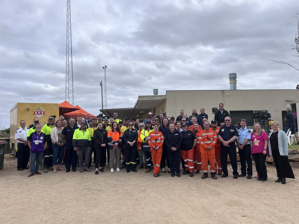 NatCookMP's tweet photo. The peak has passed Mannum and tonight the community gathered to thank volunteers and emergency services. 

Thankyou

#MurrayInFlood #Mannum #MidMurray https://t.co/e5lun0FfAB
